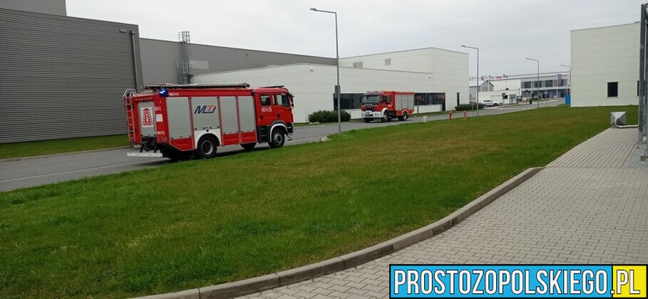 Pożar w fabryce w Skarbimierzu-Osiedle.Na miejscu trzy zastępy straży.