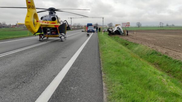 Wypadek na obwodnicy Opola. Zderzyły się tam dwie ciężarówka bus i osobówka. Na miejscu lądował LPR.(Zdjęcia&Wideo)