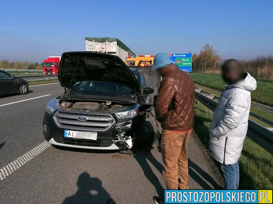 Obywatel Ukrainy kierujący autem zasnął za kierownicą na autostradzie A4 uderzając w barierki.(Zdjęcia)
