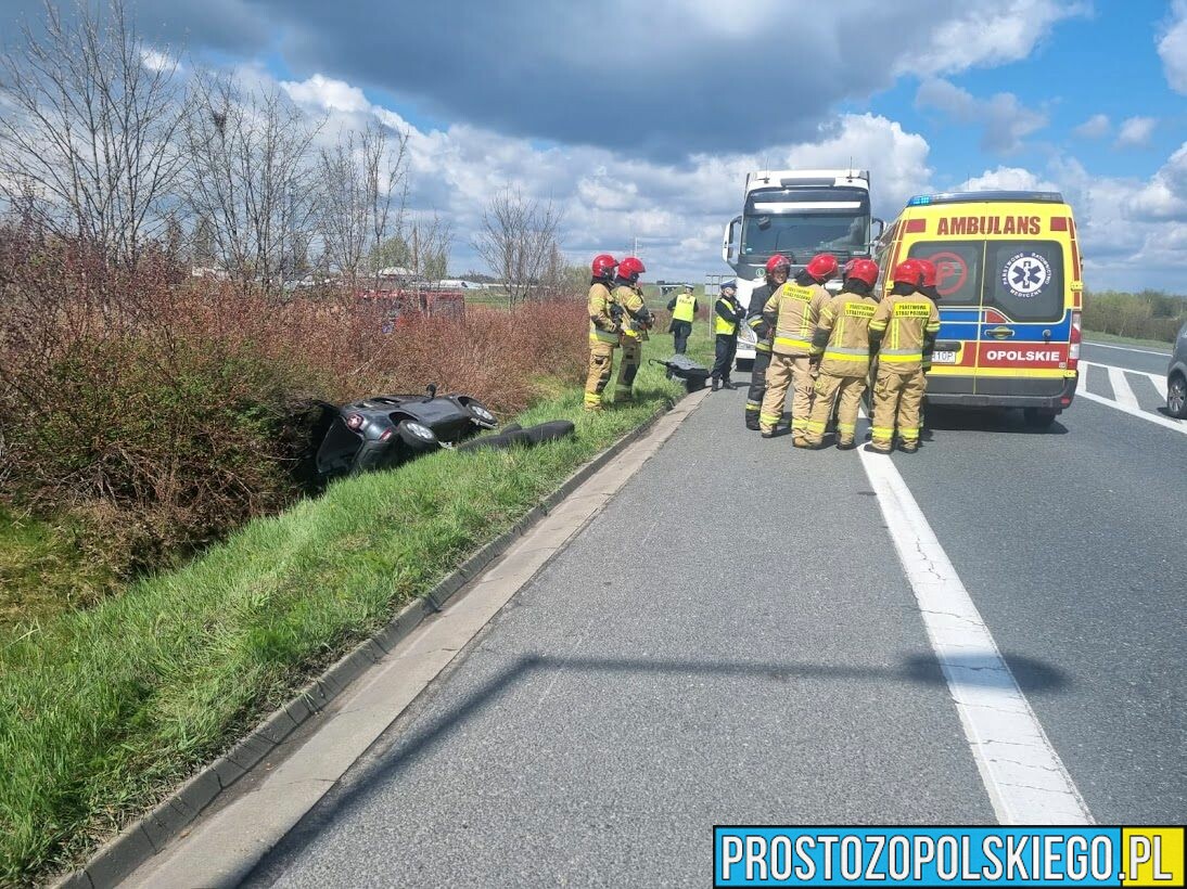 Kierujący autem wjechał do rowu na obwodnicy Opola. Mężczyzna został zabrany do szpitala.(Zdjęcia)