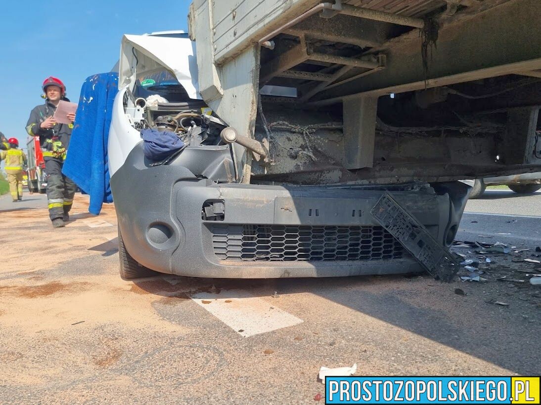 Wypadek na obwodnicy Opola. Zderzenie busa dostawczaka i ciężarówki.(Zdjęcia)
