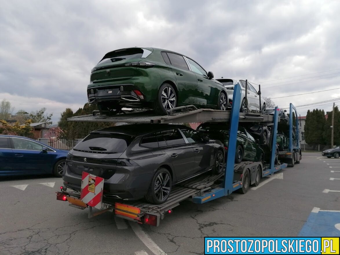 Obywatelskie zatrzymanie lawety z 7 nowymi autami w Dąbrowie k. Opola. Kierujący miał prawie 4 promile i jechał z Francji.