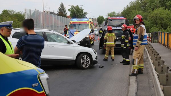 Wypadek na wiadukcie na ul.Braci Kowalczyków w Opolu. Ranne dziecko, zabrane z mamą do szpitala.(Zdjęcia)