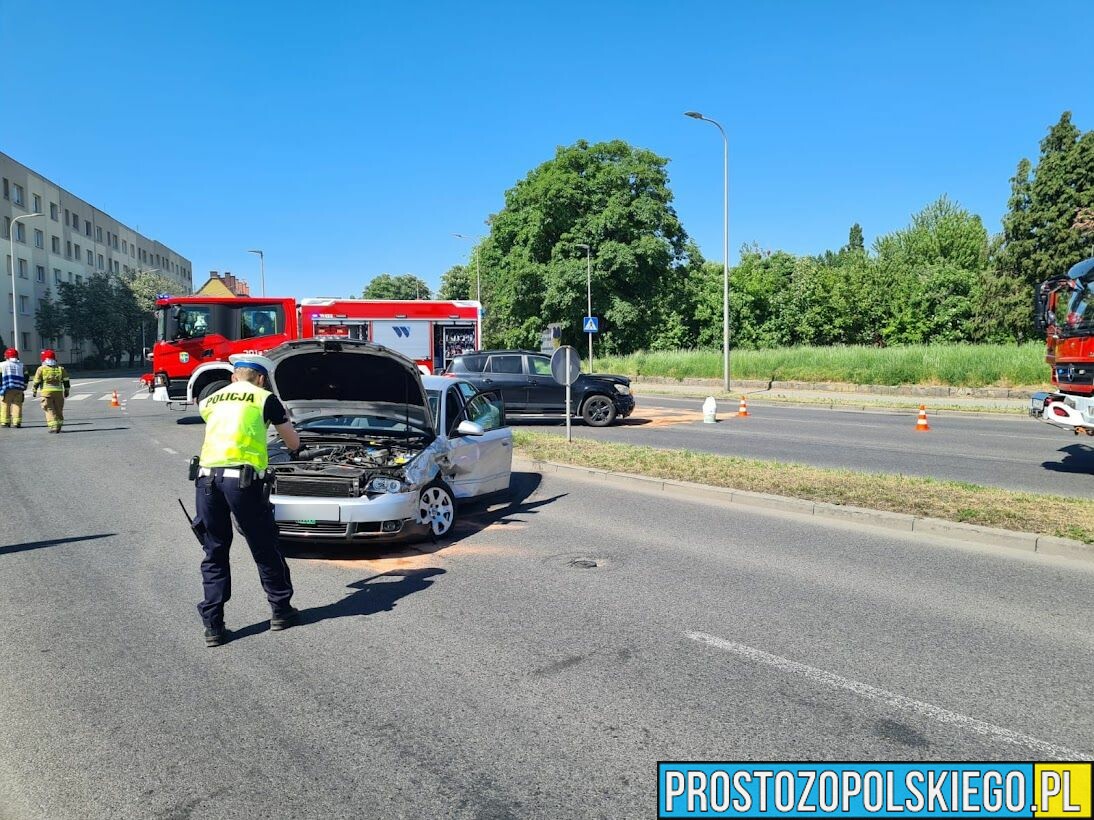 Zderzenie dwóch aut na skrywaniu ulic Fabryczna z Plebiscytową w Opolu.(Zdjęcia)