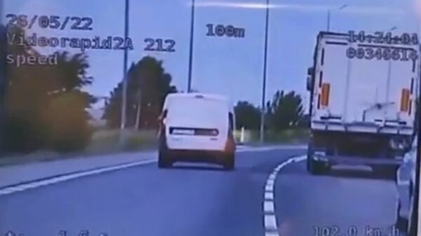 72-letni kierowca fiata wyprzedzając „na trzeciego”.(Wideo)