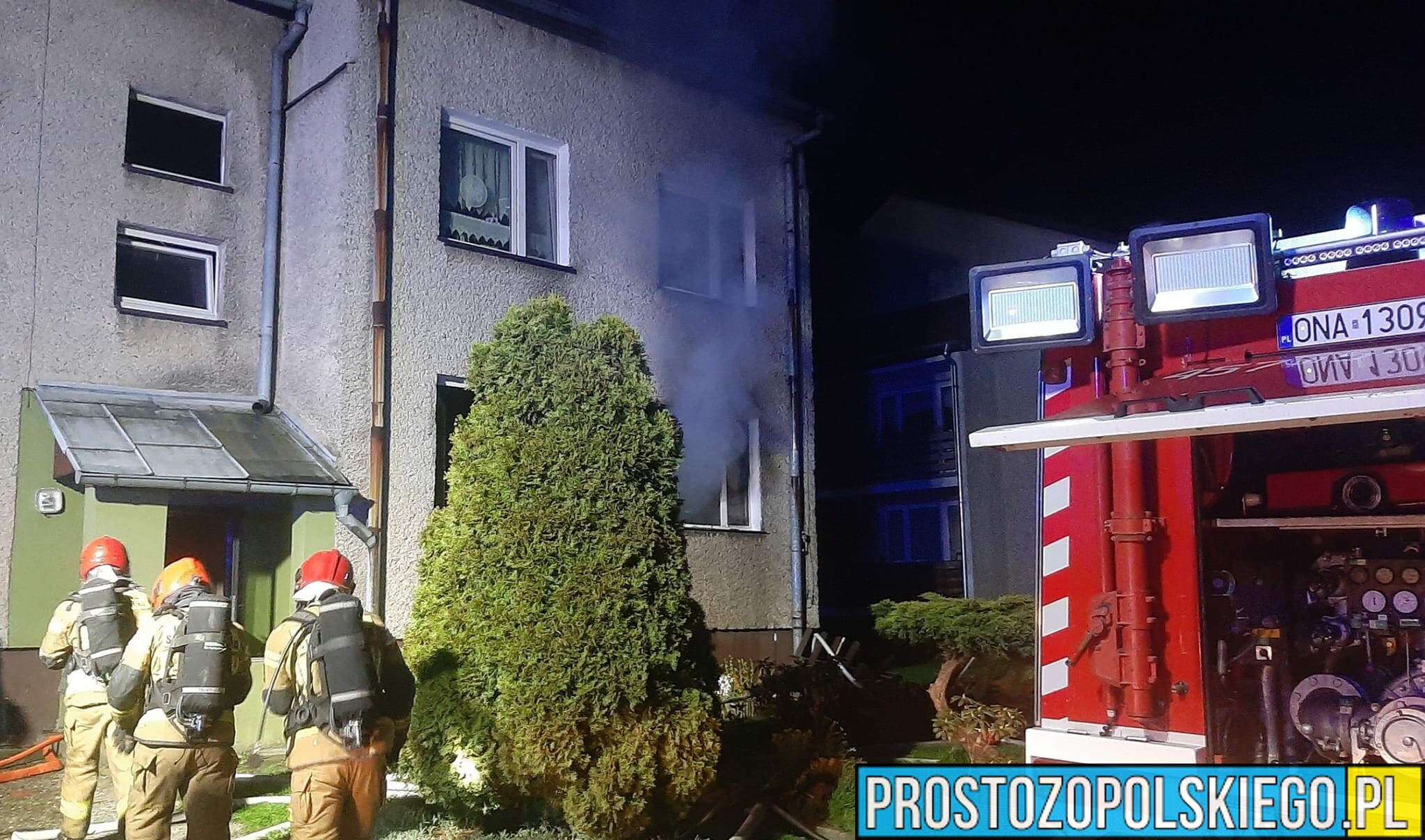 Pożar mieszkania w Namysłowie. Ewakuowano mieszkańców. Na miejscu było 9 zastępów straży.(Zdjęcia)
