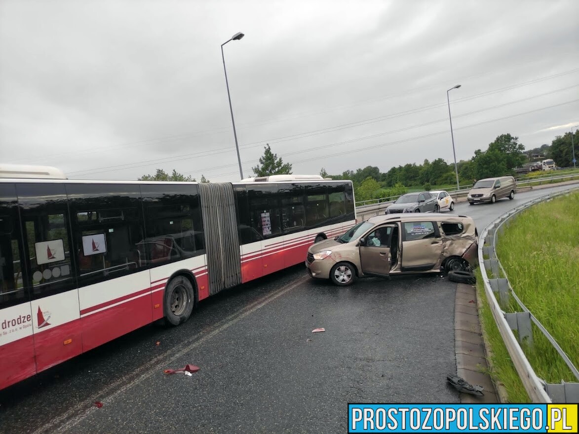 Wypadek na ślimaku na ul. Niemodlińskiej w Opolu. Zderzyły się 3 osobówki i autobus MZK.(Zdjęcia)