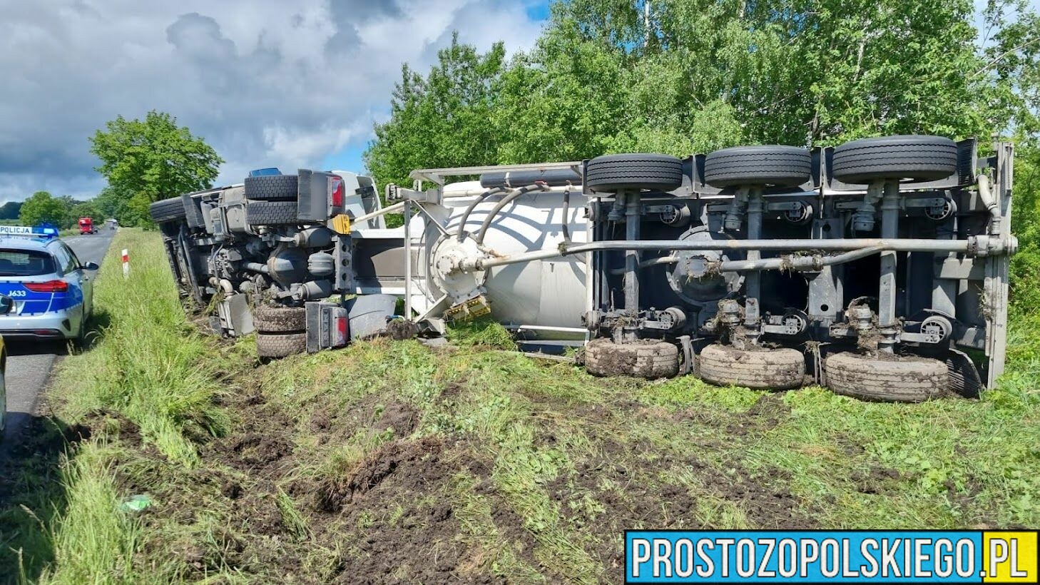 Kierujący cementowozem przysnął za kierownicą i wpadł do rowu na dk 46 Nysa-Kłodzko, w miejscowości Kamienica.(Zdjęcia)