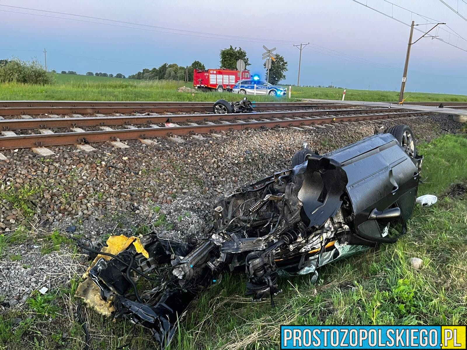 Samochód osobowy wjechał pod pociąg na niestrzeżonym przejeździe kolejowym w miejscowości Sarnów koło Kluczborka.(Zdjęcia)