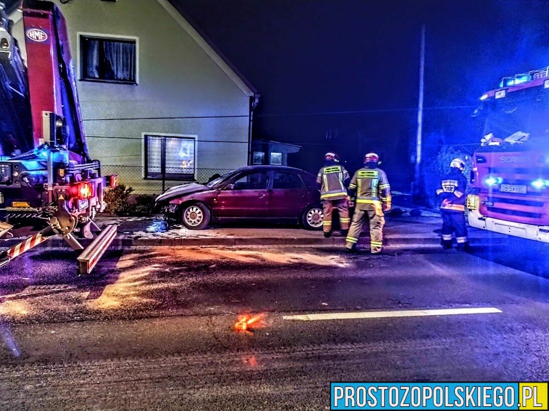 35-latek kierujący audi w Łosiowie uderzył w słup energetyczny. Badanie wykazało u mężczyzny ponad promil alkoholu.(Zdjęcia)