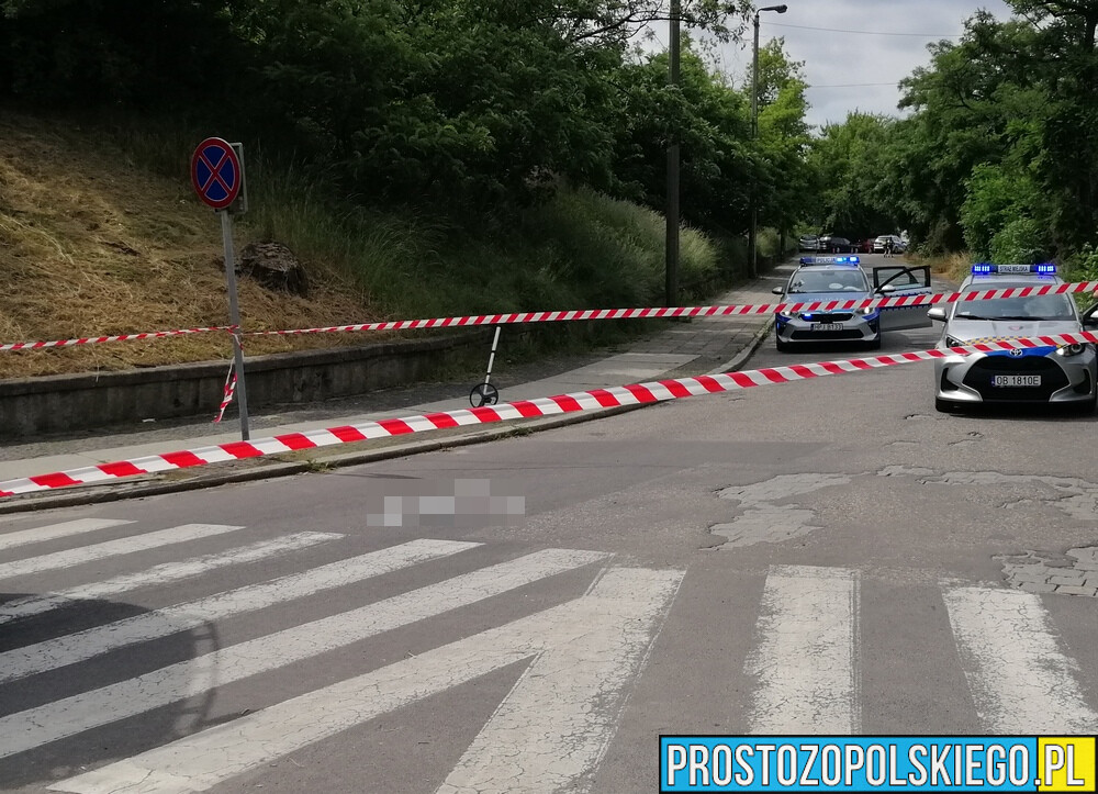Policjanci wyjaśniają okoliczności potrącenia przez ciężarówkę 70-latkę na oznakowanym przejściu dla pieszych w Brzegu.(Zdjęcia)