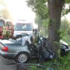 Wypadek w Kochłowicach. Kierujący audi uderzył w drzewo. Na miejscu lądował LPR.