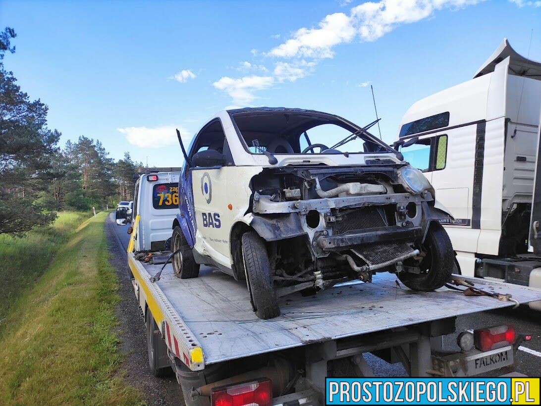 Zderzenie smarta z volkswagenem w miejscowości Kąty Opolskie. Jedna osoba poszkodowana(Zdjęcia)