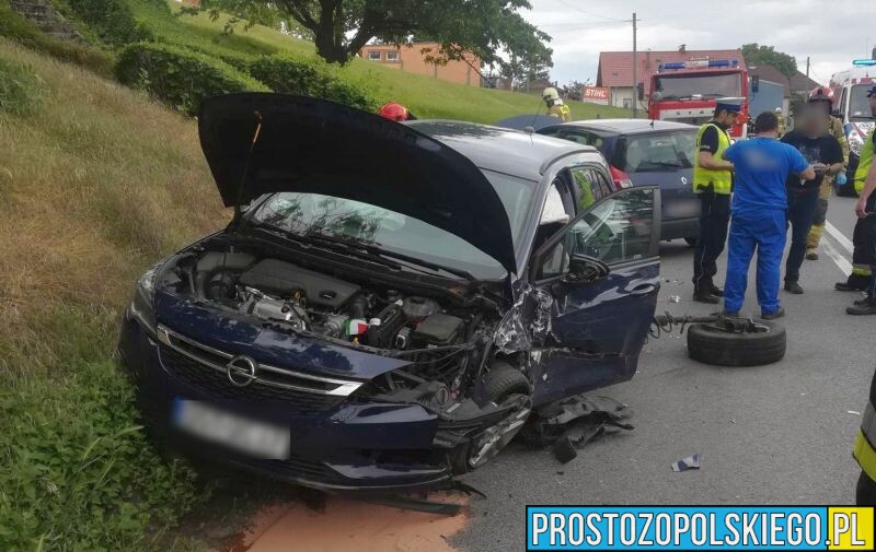 Zderzenie dwóch osobówek na DK45 w miejscowości Długomiłowice. Trzy osoby poszkodowane.