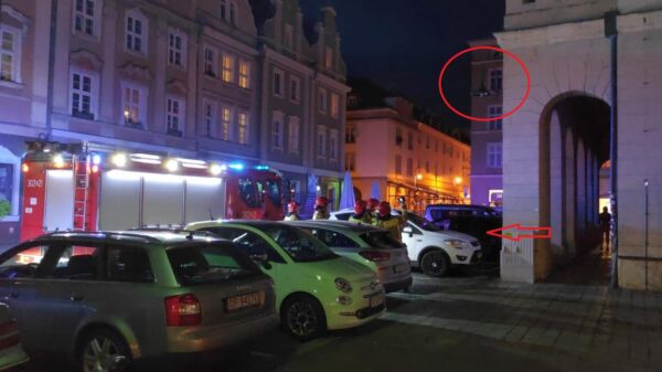 W środę 1 czerwca o godzinie 22:00 strażacy z JRG dostali zgłoszenie o pożarze latarni na Opolskim Rynku. Na miejsce zadysponowano dwa zastępy straży z JRG 2 Opole i patrol policji. Stojąca latarnia a dokładnie klosz zapalił się a plastik kapał na zaparkowanego forda kuga przed wejściem do stanu cywilnego w ratuszu. Na szczęście nikomu nic się nie stało ,ucierpiał tylko zaparkowany samochód.