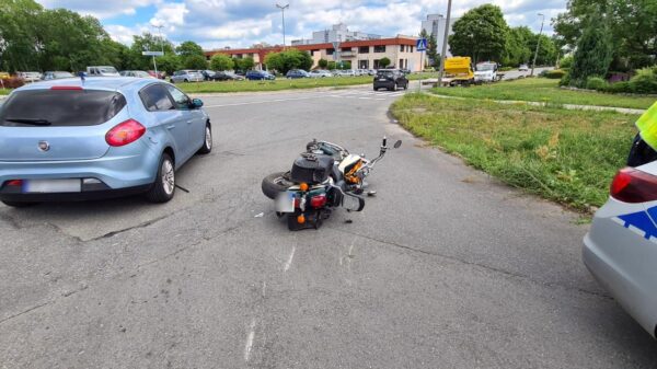 Wypadek z udziałem motocyklisty na skrzyżowaniu ulic Oleska-Mikołajczyka w Opolu.(Zdjęcia)