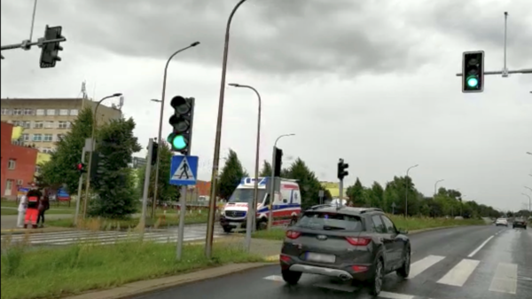 Kierująca samochodem potrąciła 74- letnią kobietę na oznakowanym przejściu dla pieszych w Opolu. (Wideo)