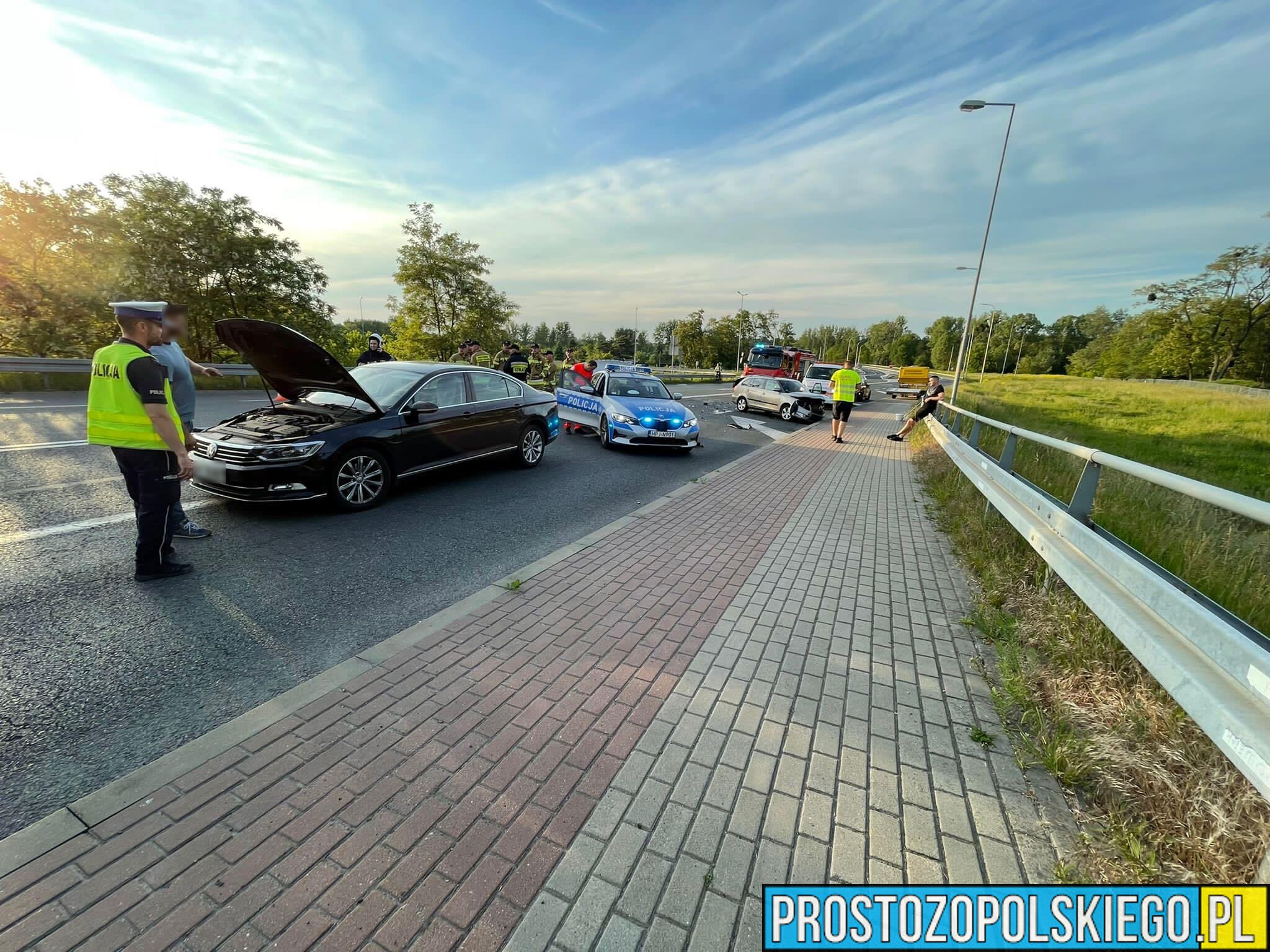 Zderzenie dwóch osobówek na ul.Niemodlińskiej na wiadukcie w Opolu.(Zdjęcia)