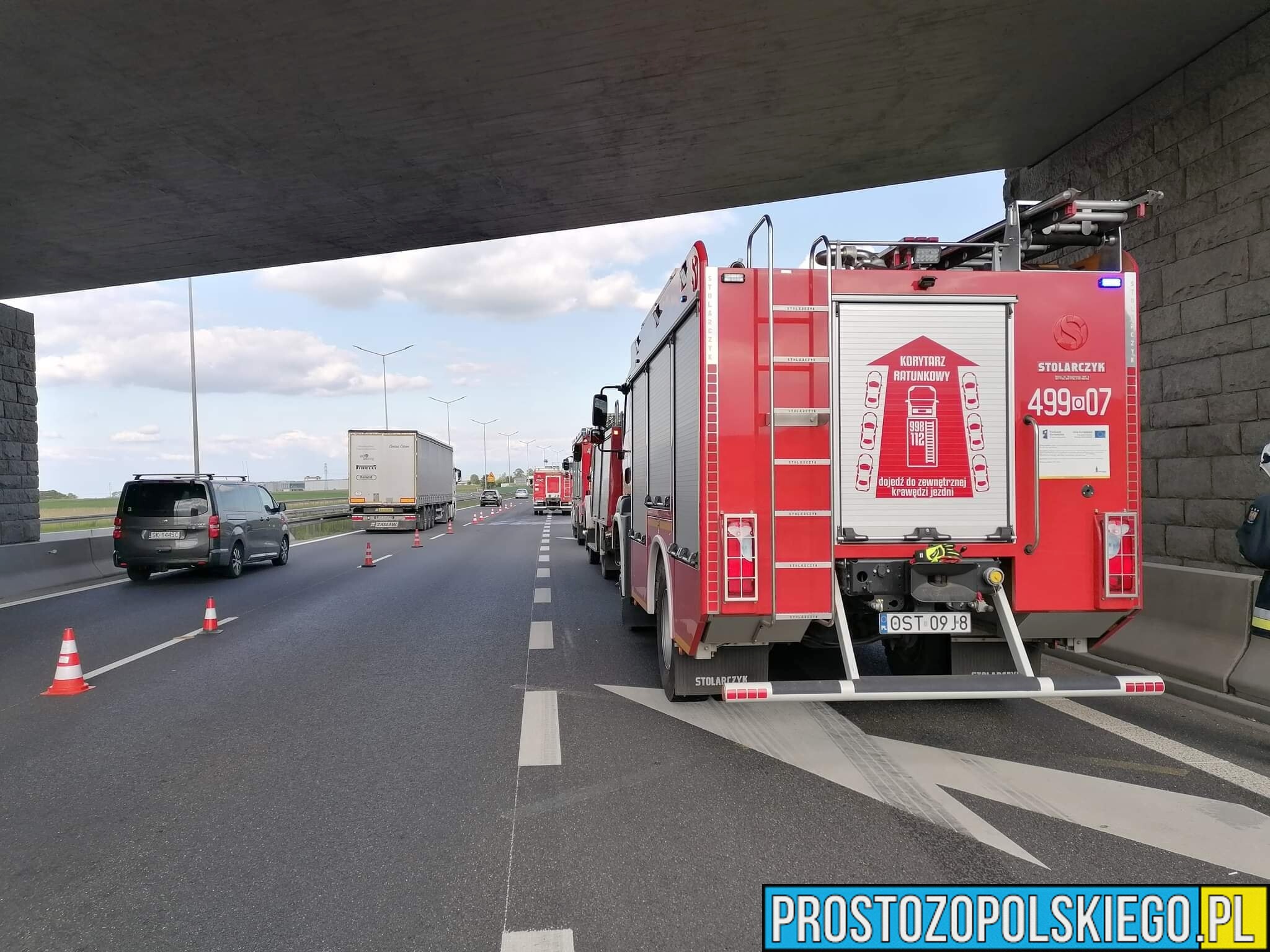 Wypadek na autostradzie A4 na 273 km kierunek Katowice. Zderzenie osobówki z tirem.(Zdjęcia)