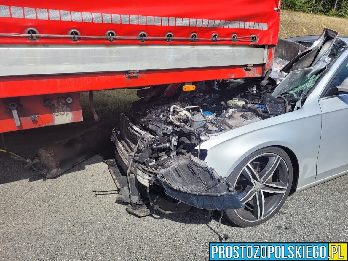 Wypadek na Opolskim odcinku autostrady A4 Kierujący autem osobowym wjechał pod tira. Na miejscu lądował LPR.(Zdjęcia)