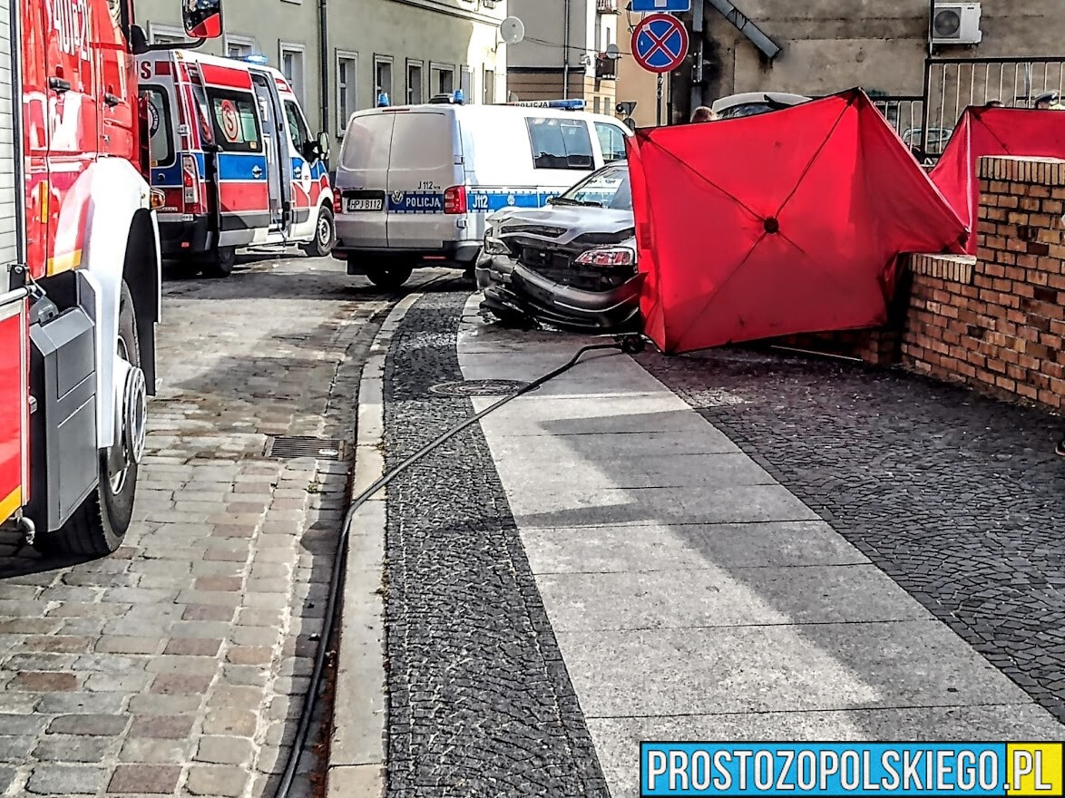 Kierujący autem wjechał w mur koło Kościoła w centrum Brzegu. Na miejscu lądował LPR.(Zdjęcia&Wideo)