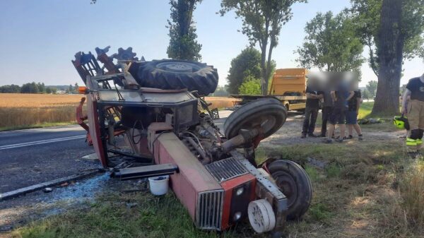 Zderzenie ciężarówki z ciągnikiem rolniczym na DK42 w Jaworznie. Traktorzysta został ranny i zabrany do szpitala(Zdjęcia)