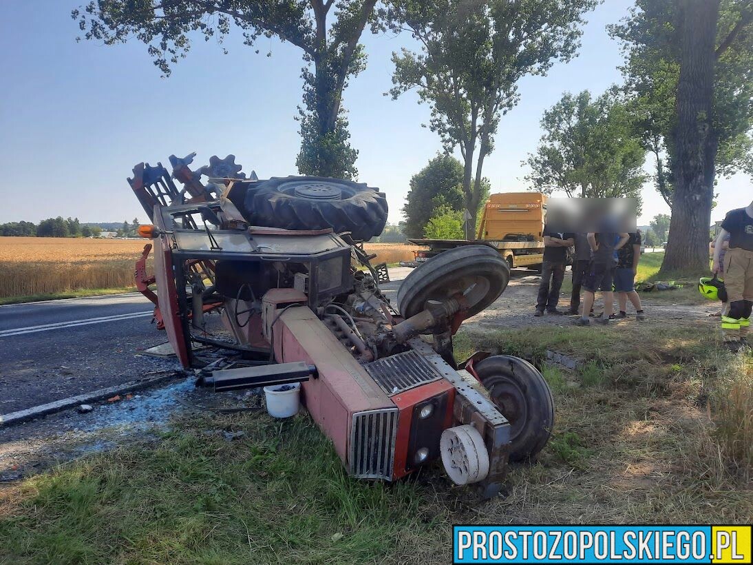 Zderzenie ciężarówki z ciągnikiem rolniczym na DK42 w Jaworznie. Traktorzysta został ranny i zabrany do szpitala(Zdjęcia)