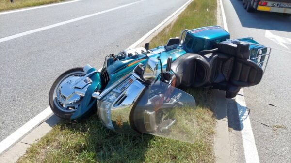 Wypadek motocyklisty na zjeździe z autostrady w Gogolinie. Dwie osoby zabrane do szpitala. Na miejscu lądował LPR.