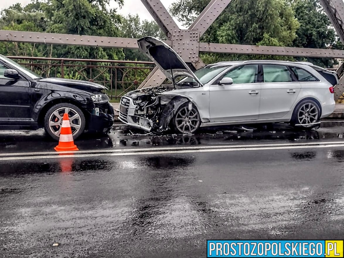 Zderzenie czołowe dwóch audi na moście w Brzegu. Kierowca jednej z osobówek zbiegł z miejsca.(Zdjęcia)
