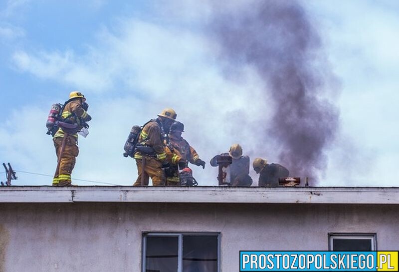 Policjanci uratowali 80-latkę z pożaru w Zdzieszowicach.