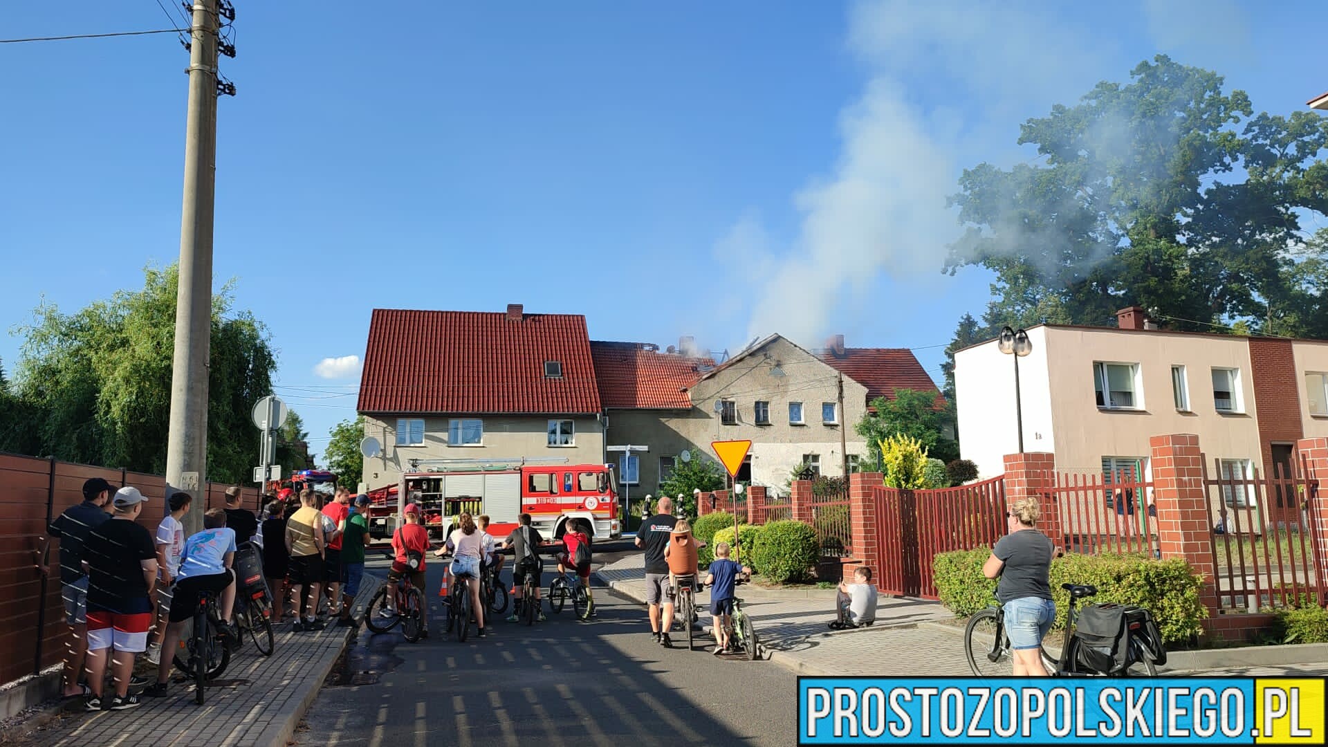 Pożar poddasza budynku wielorodzinnego w Tułowicach. Budynek nie nadaje się do zamieszkania.(Zdjęcia)