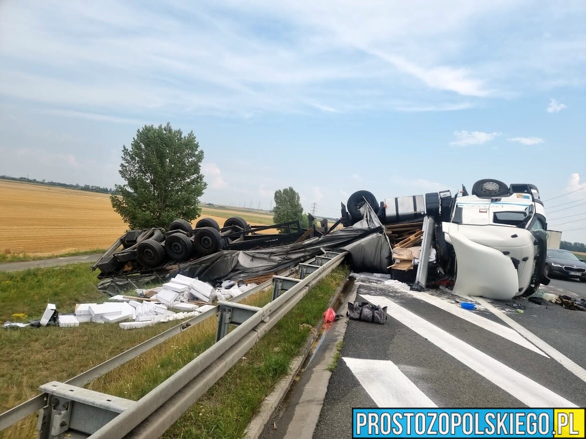 Utrudnienia na Opolskim odcinku autostrady A4.Ciężarówka przewożąca paczki wypadła z drogi i leży na boku.(Zdjęcia)