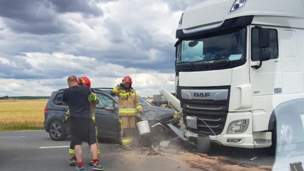 Czołowe zderzenie osobówki z ciężarówką w miejscowości Lubrza koło Prudnika.(Zdjęcia)