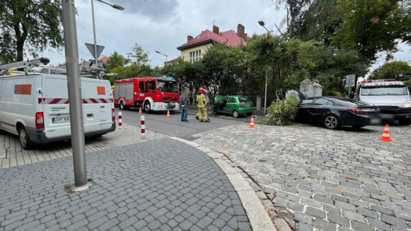 Kierujący matizem jadący "pod prąd" uderzył w opla, który wjechał w mur i skrzynką elektryczną w Opolu.(Zdjęcia&Wideo)
