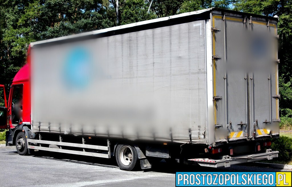 Inspektorzy z WITD zatrzymali kierowcę ciężarówki, który był przeładowany aż o 4,71 t i przewoził przesyłki kurierskie.