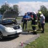 Strażacy z OSP uwalniali z auta zaskrońca.