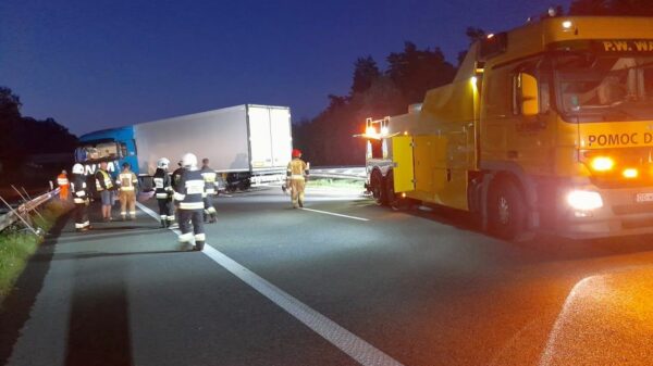 Wypadek na opolskim odcinku autostrady A4 na 241 km ciężarówka przebiła barierki.(Zdjęcia&Wideo)