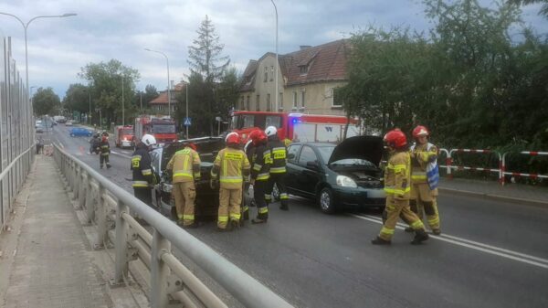 Zderzenie dwóch samochodów osobowych na wiadukcie na ul. Braci Kowalczyków w Opolu.(Zdjęcia)