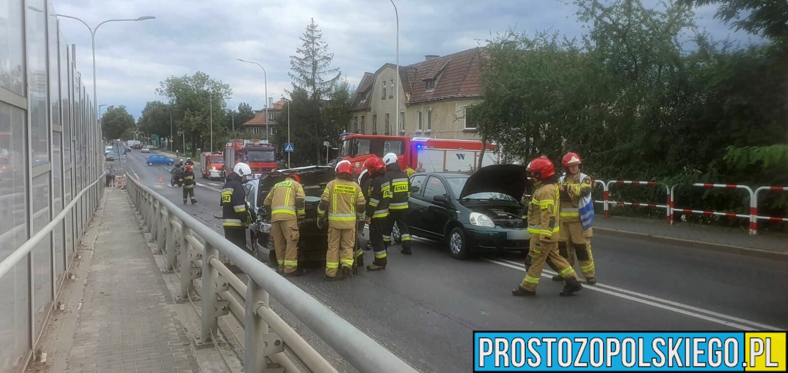 Zderzenie dwóch samochodów osobowych na wiadukcie na ul. Braci Kowalczyków w Opolu.(Zdjęcia)