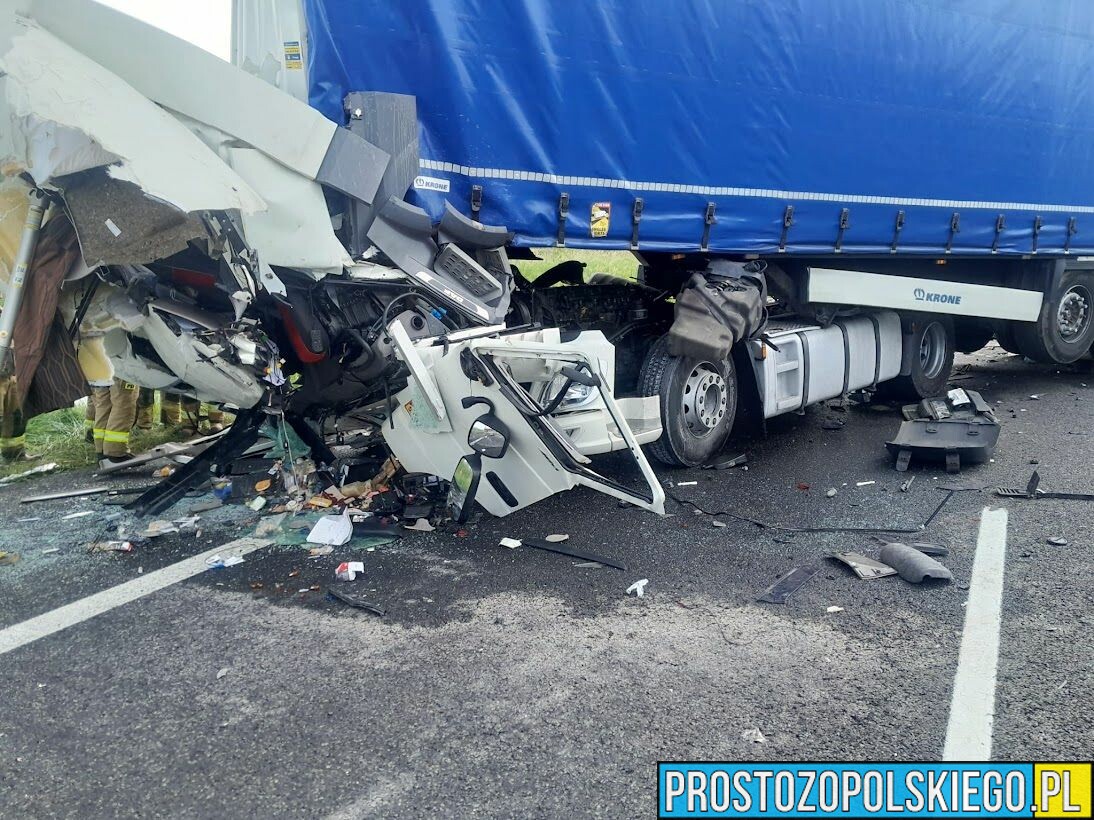 Zderzenie trzech ciężarówek na autostradzie A4.Dwie osoby poszkodowane. (Zdjęcia&Wideo)