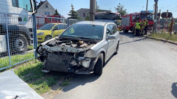 Kierująca samochodem wjechała pod pociąg na przejeździe kolejowym w Chróścinie Opolskiej.(Zdjęcia)