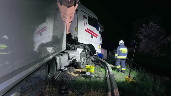 Wypadek ciężarówki na opolskim odcinku autostrady A4.Ranny został kierowca.