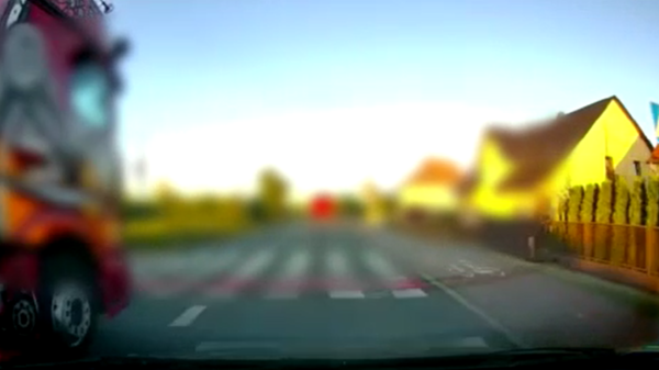 Kierowca ciężarówki, który rażąco naruszał przepisy ruchu drogowego, został nagrany kamerką samochodową.(Wideo)