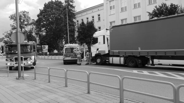 Śmiertelny wypadek w Strzelcach Opolskich. Samochód ciężarowy potrącił na przejściu mężczyznę i przez kilkanaście metrów był jeszcze wleczony pod samochodem.(Zdjęcia)