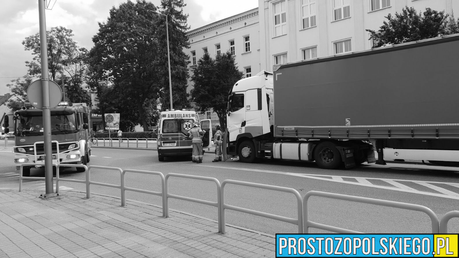 Śmiertelny wypadek w Strzelcach Opolskich. Samochód ciężarowy potrącił na przejściu mężczyznę i przez kilkanaście metrów był jeszcze wleczony pod samochodem.(Zdjęcia)