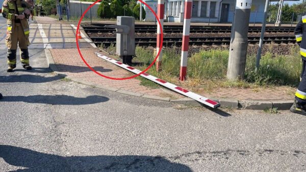 Kierująca samochodem wjechała pod pociąg na przejeździe kolejowym w Chróścinie Opolskiej.(Zdjęcia)