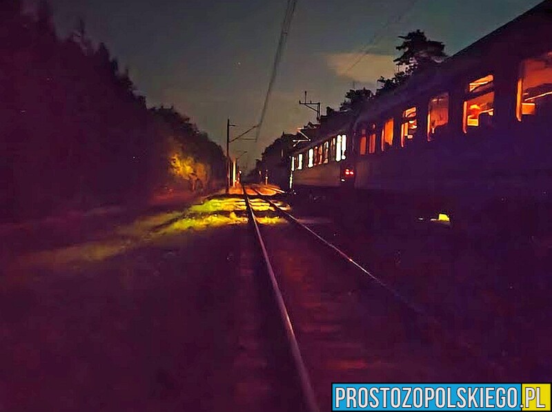 Zerwana trakcjach kolejowa, 170 pasażerów utknęło w pociągu, który stał w lesie. Z pomocą ruszyli strażacy z JRG i OSP.(Zdjęcia)