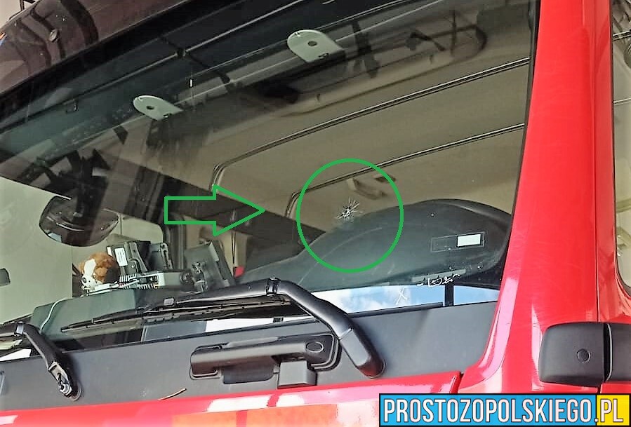 Pijany mężczyzna rzucił kamieniem w wóz strażacki, który jechał alarmowo do zdarzenia w Brzegu. Myślał ze jadą "pomagać Ukraińcom"(Zdjęcia)