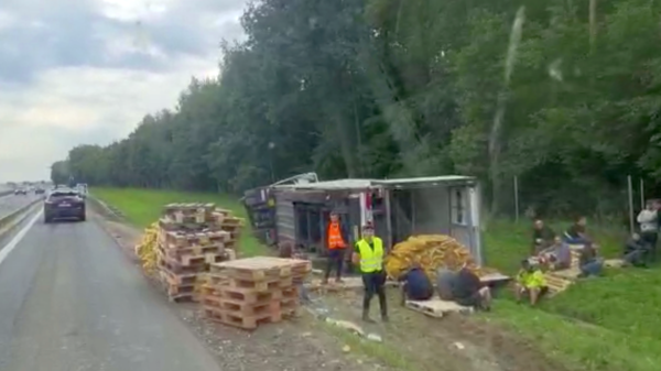 Utrudnienia na opolskim odcinku A4.Tir przewożący 24 tony ziemniaków zablokował pas autostrady w kierunku Katowic.(Wideo)