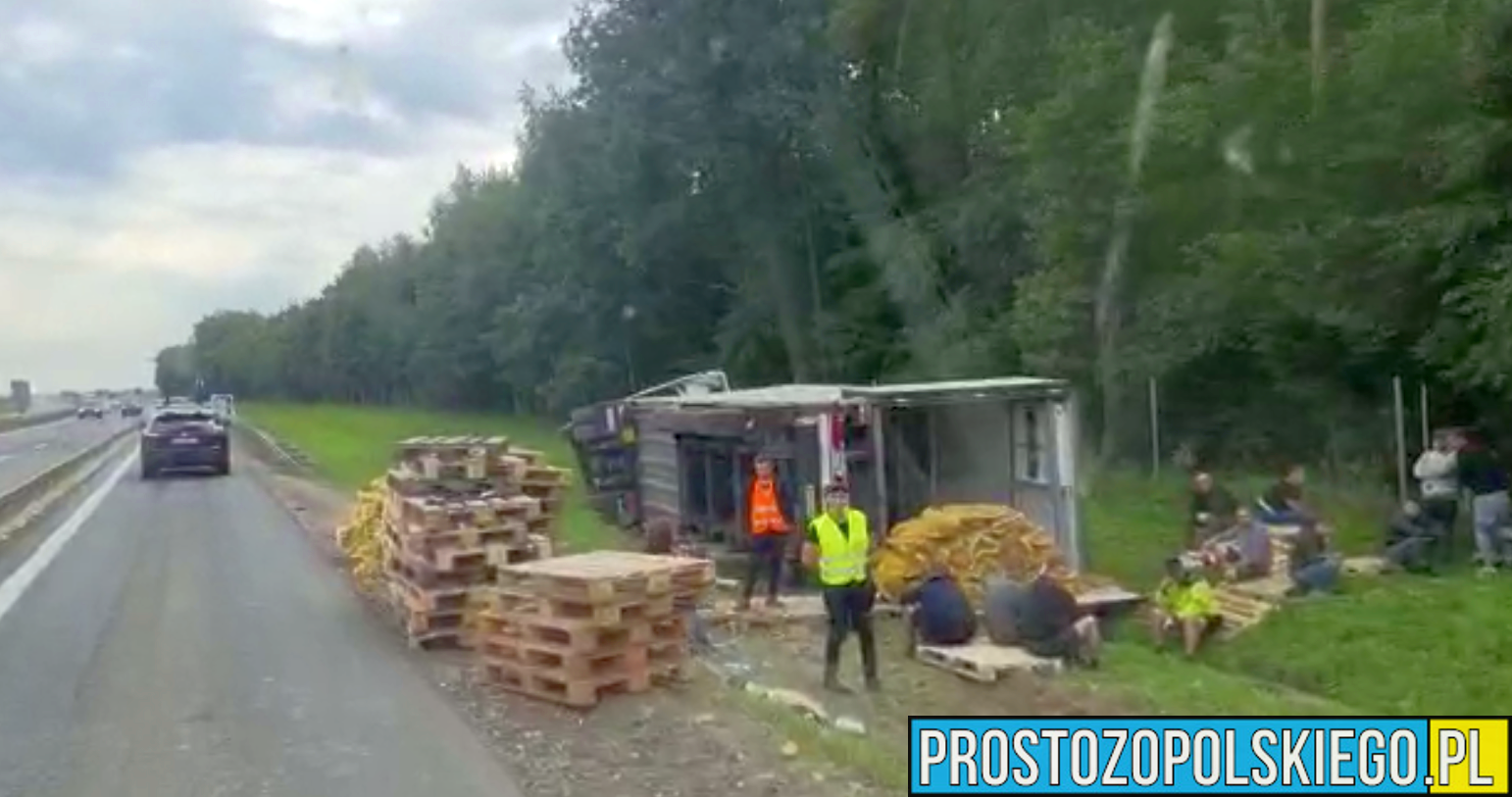 Utrudnienia na opolskim odcinku A4.Tir przewożący 24 tony ziemniaków zablokował pas autostrady w kierunku Katowic.(Wideo)